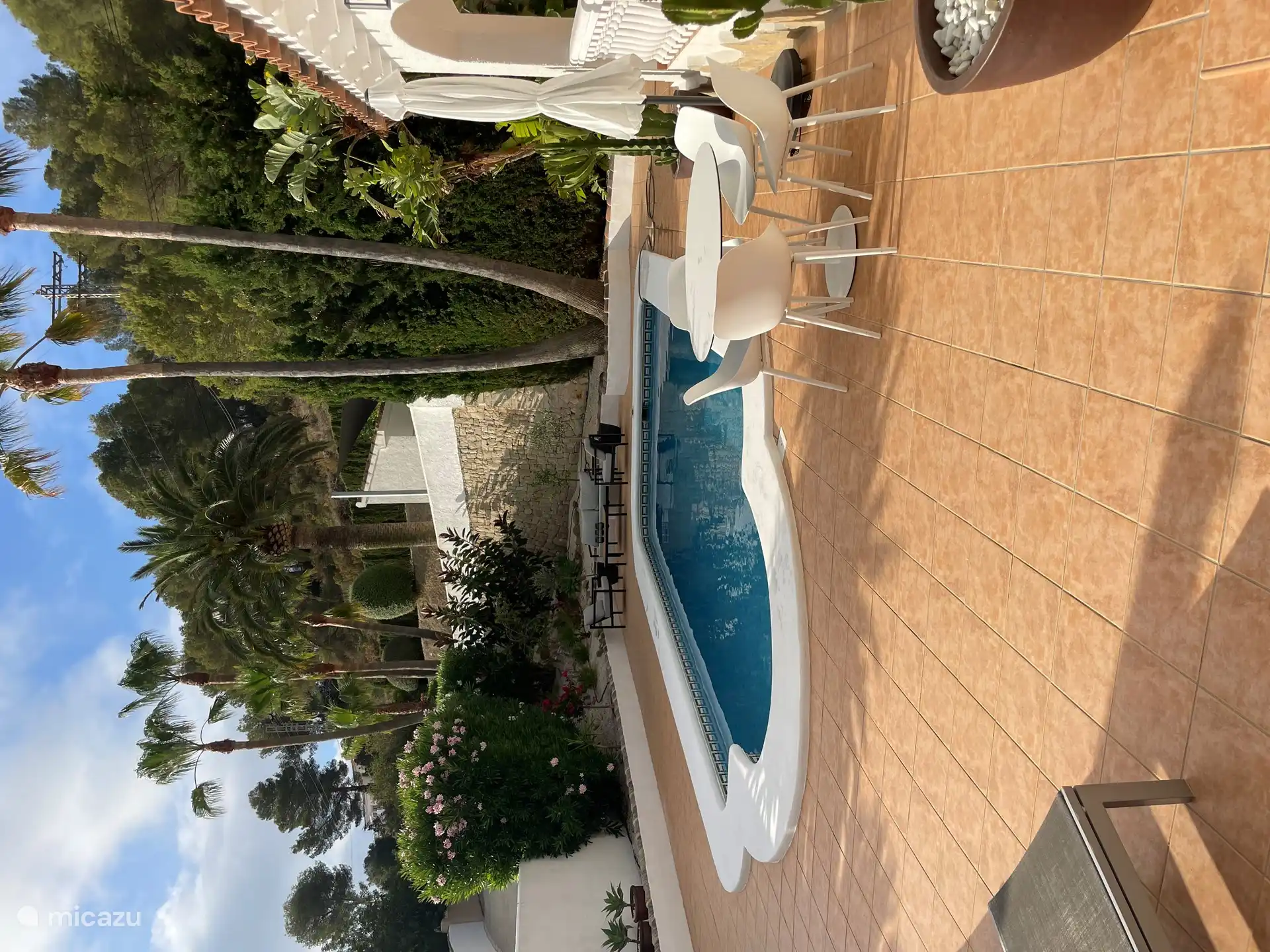 Sonnenschirme und Grill vorhanden