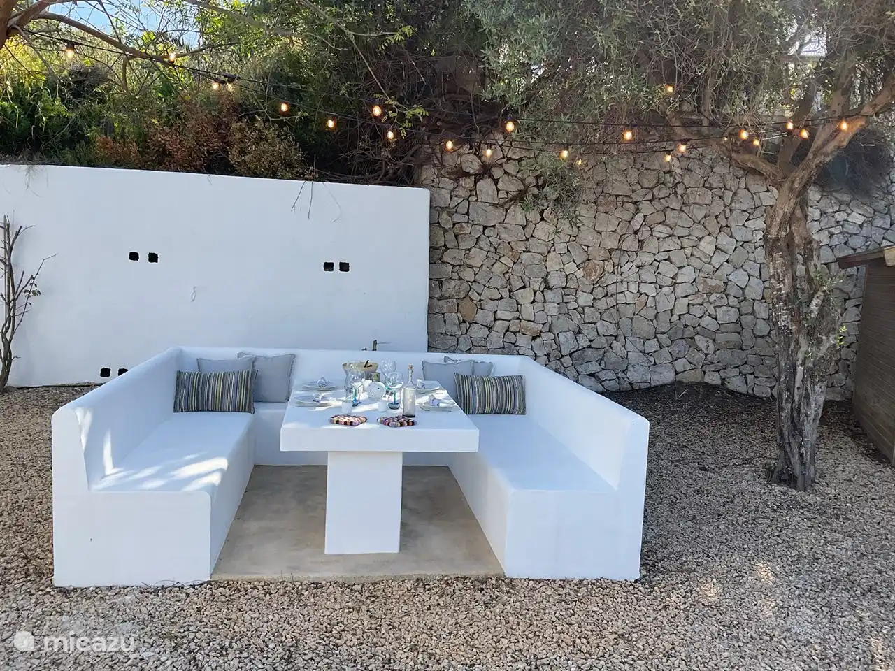 Entspannen Sie sich unter den Bäumen mit Kissen