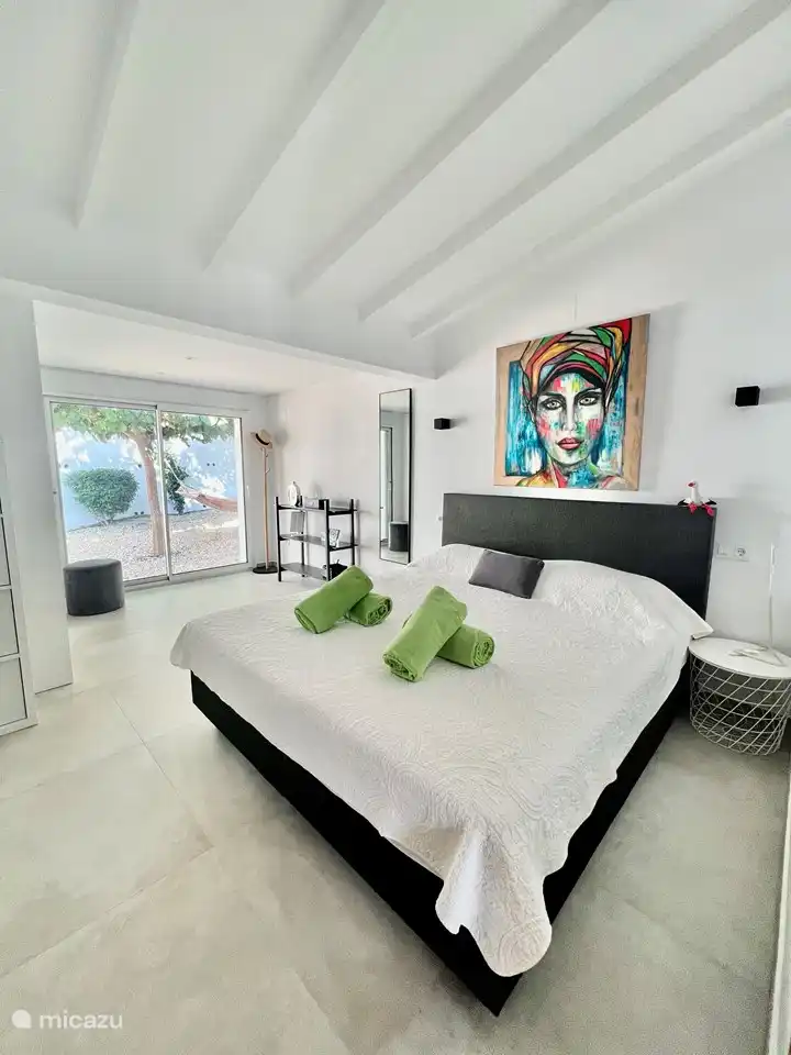 Schlafzimmer 1 mit Blick auf den Garten. Rollladen - Klimaanlage - Schrankraum - Boxspringbett. Mit Klimaanlage 