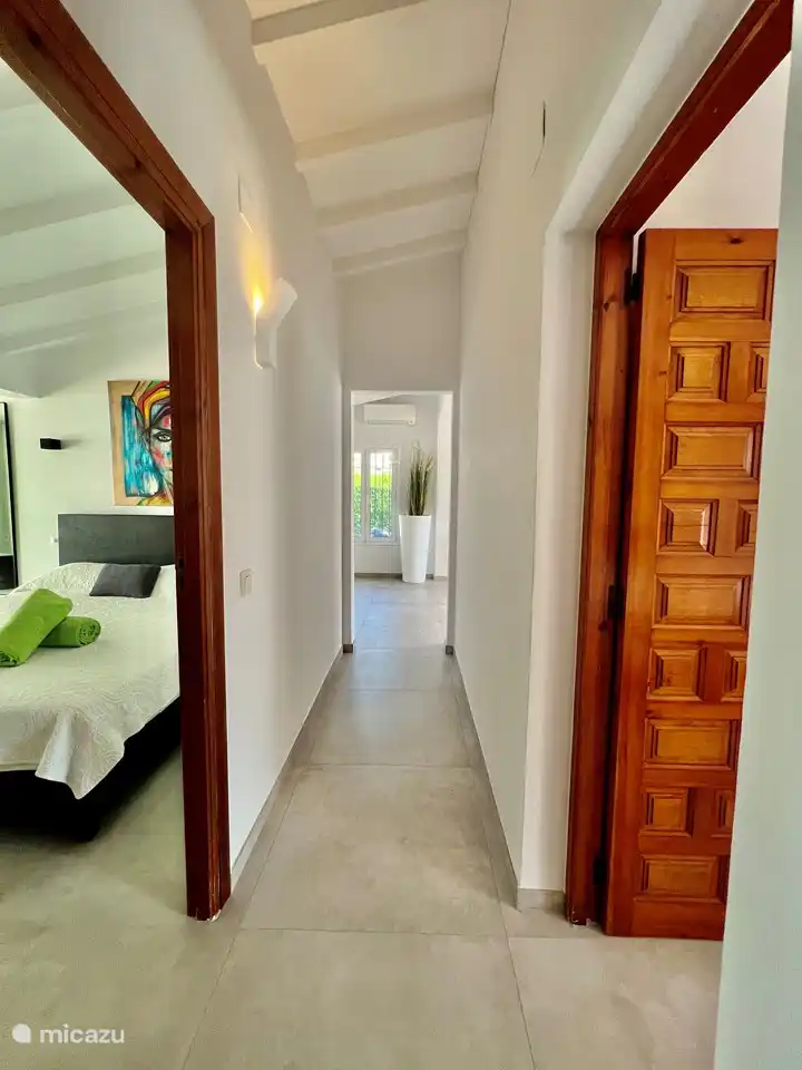 Flur, zu dem sich die 2 Schlafzimmer und 1 Badezimmer öffnen