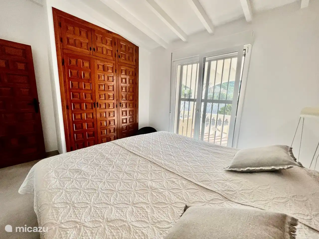 2. Schlafzimmer mit angrenzendem großen Badezimmer mit Klimaanlage 