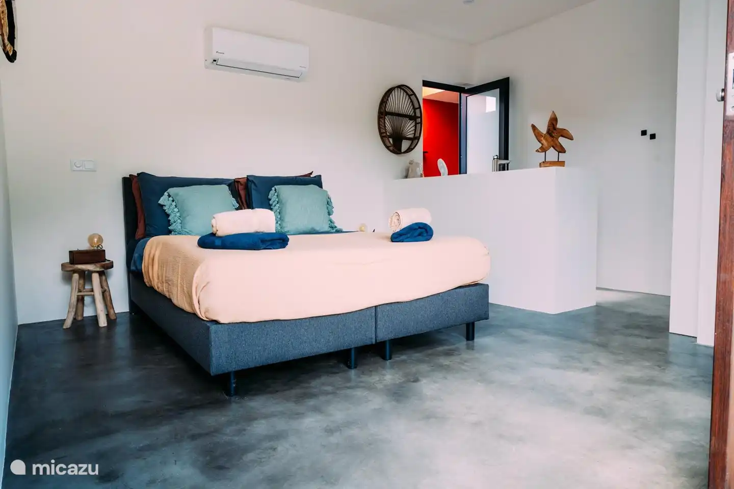 Schlafzimmer mit eigenem Bad, bequeme Betten für eine perfekte Nachtruhe. Alle mit Klimaanlage, Kleiderschrank, geräumigem Waschbecken und Außendusche und Toilette.