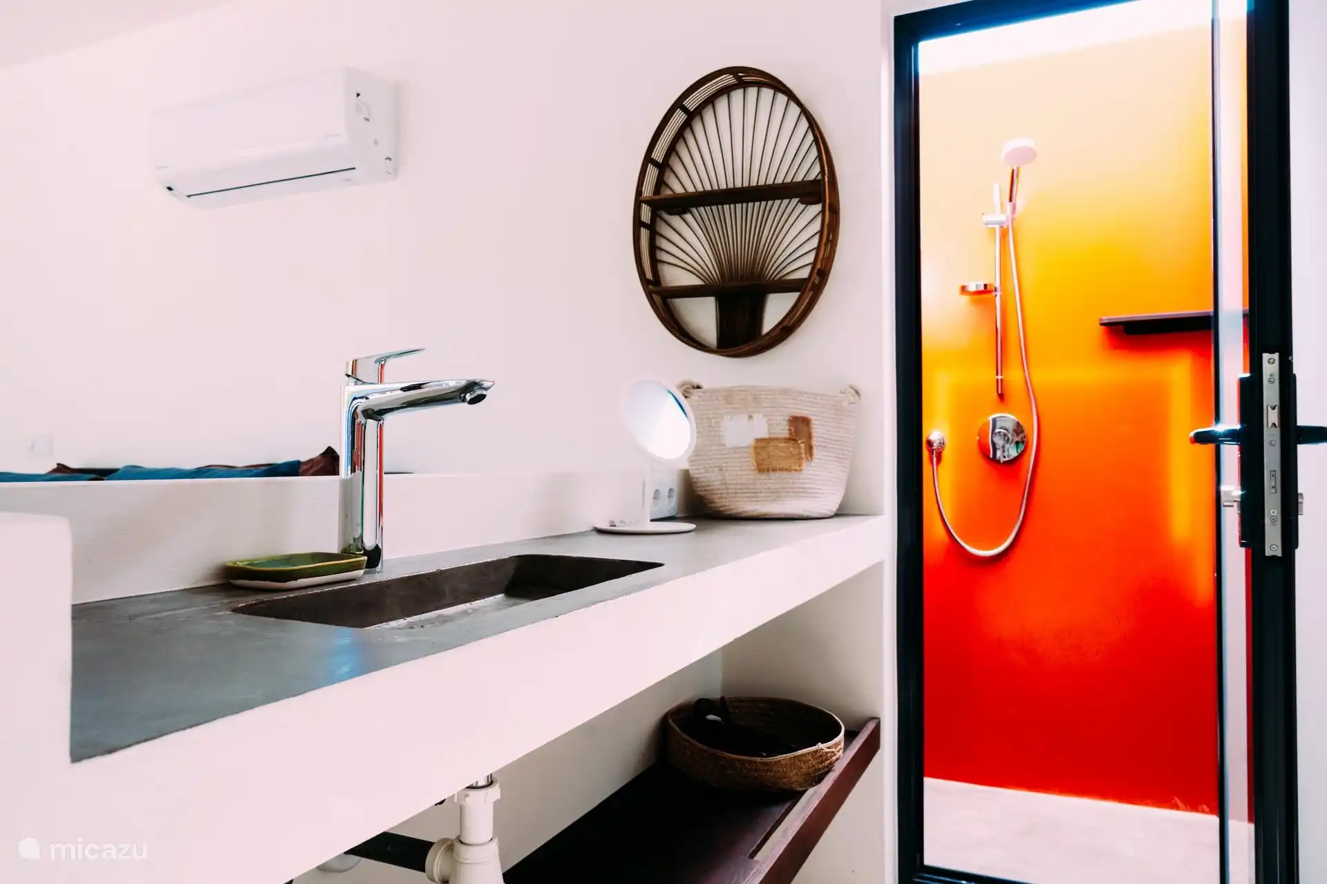 Vom Schlafzimmer aus gelangt man direkt in die Außendusche und die Außentoilette.