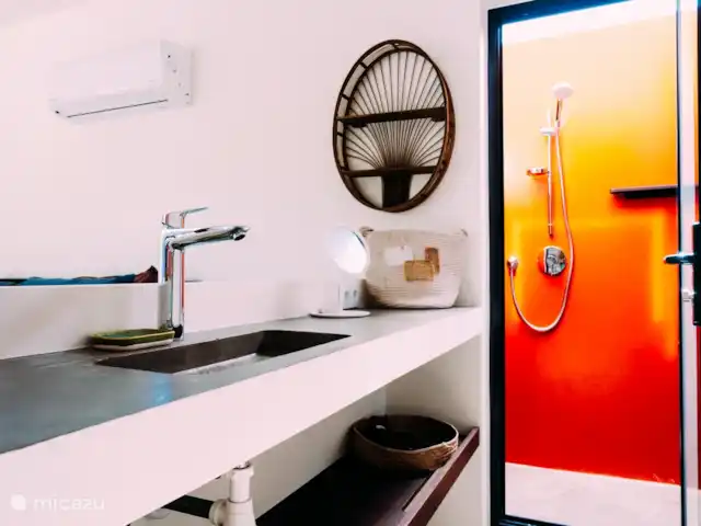 Villa Mellow piscine Eco resort | Curaçao, Curaçao-Centre, Boca St. Michiel - villa Depuis la chambre, vous pouvez accéder directement à la douche extérieure et aux toilettes extérieures.