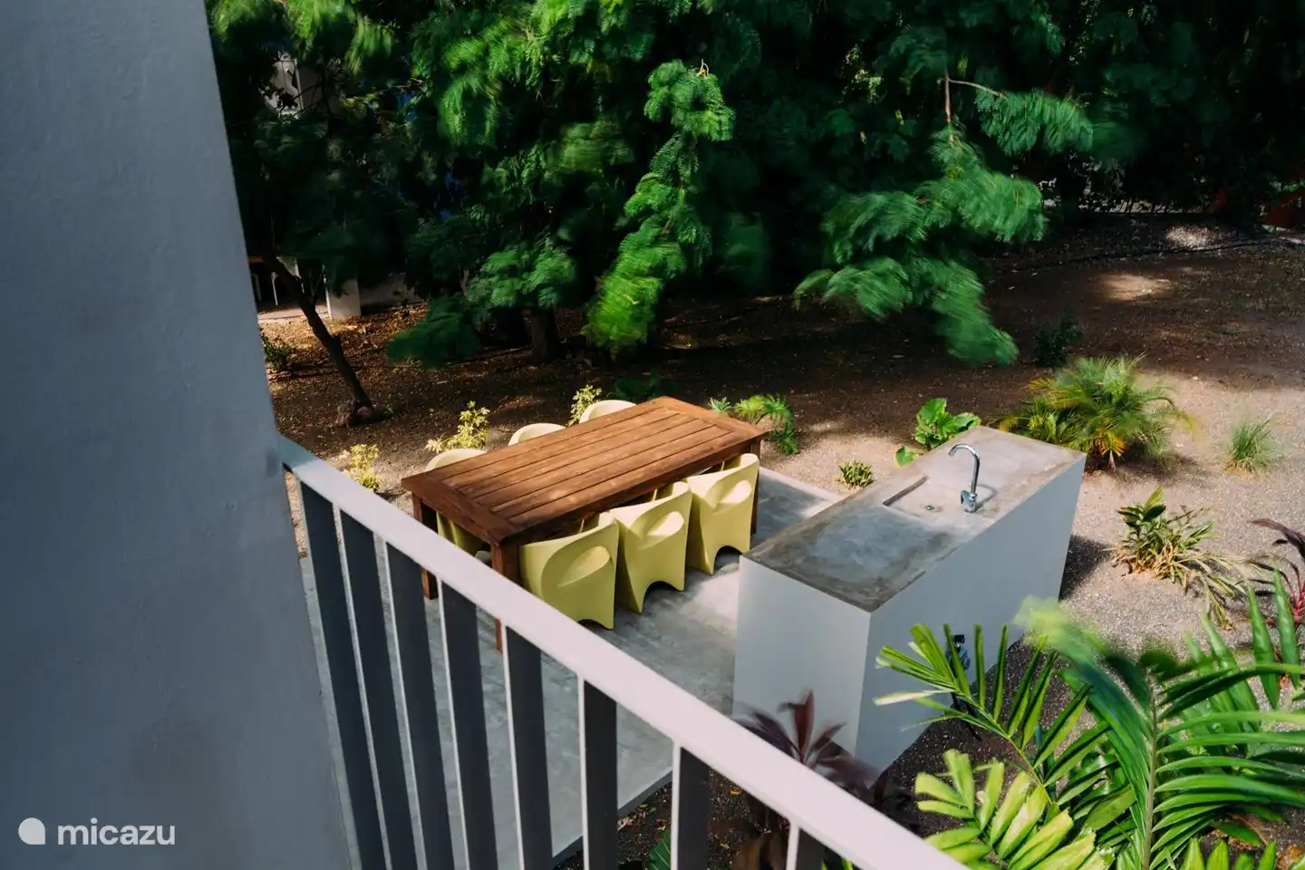 Speisen Sie draußen mitten in der Natur.