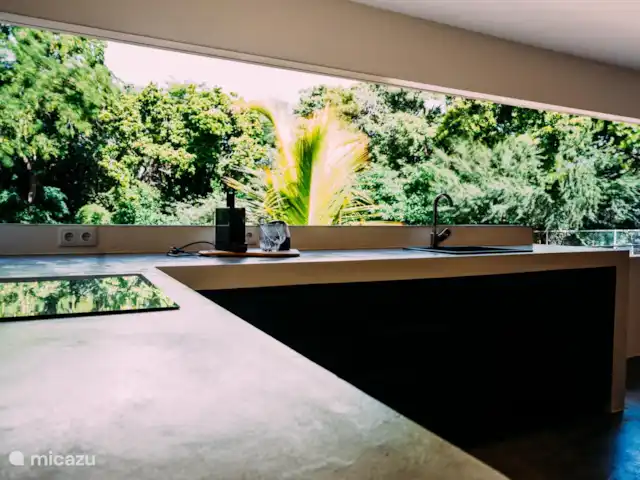 Villa Mellow piscine Eco resort | Curaçao, Curaçao-Centre, Boca St. Michiel - villa Depuis la cuisine/salon vous avez une belle vue sur le jardin, la piscine privée et les autres villas design.