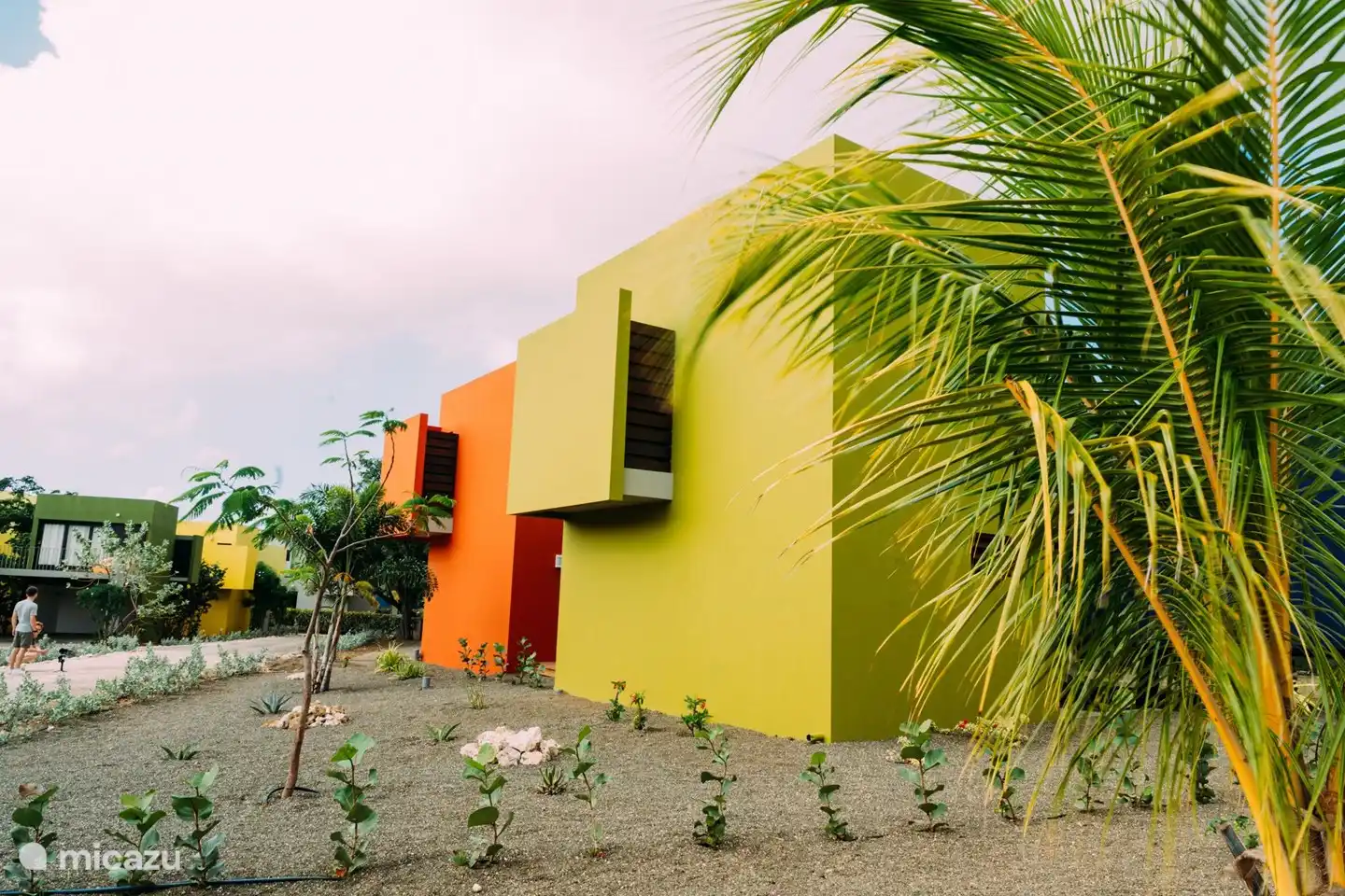 Das farbenfrohe Äußere der Villa Mellow. Auf dem Foto sehen Sie 2 separate Schlafzimmer mit Außendusche und WC.