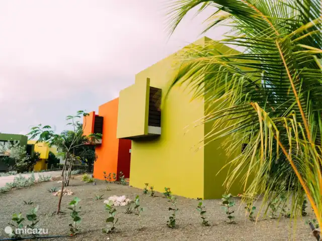 Villa Mellow piscine Eco resort | Curaçao, Curaçao-Centre, Boca St. Michiel - villa L'extérieur coloré de la villa Mellow. Sur la photo vous voyez 2 chambres séparées avec douche extérieure et toilettes.