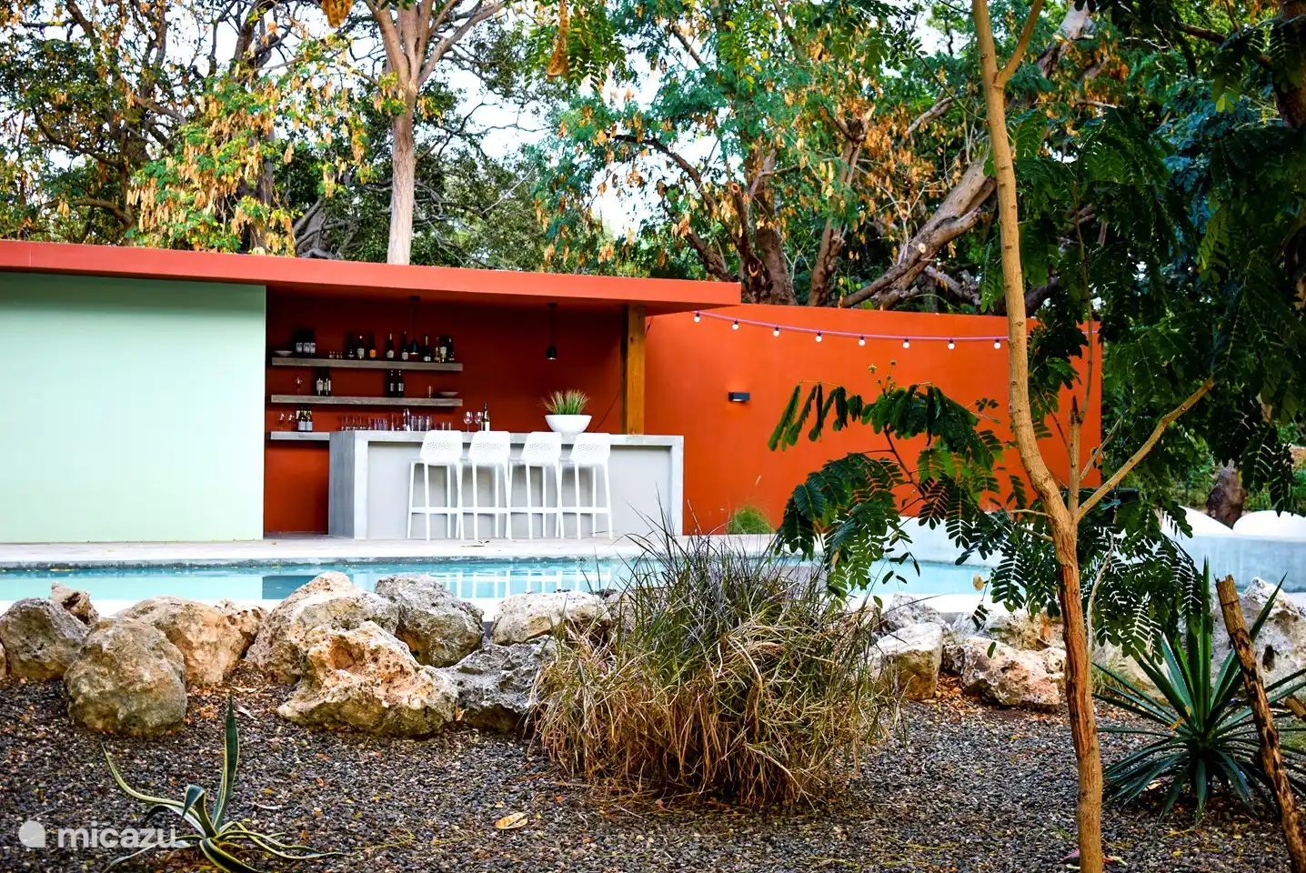 In der Nähe der Villa Mellow gibt es einen großen Swimmingpool mit Sitzgelegenheiten, Sonnenliegen und Bar (unbemannt).