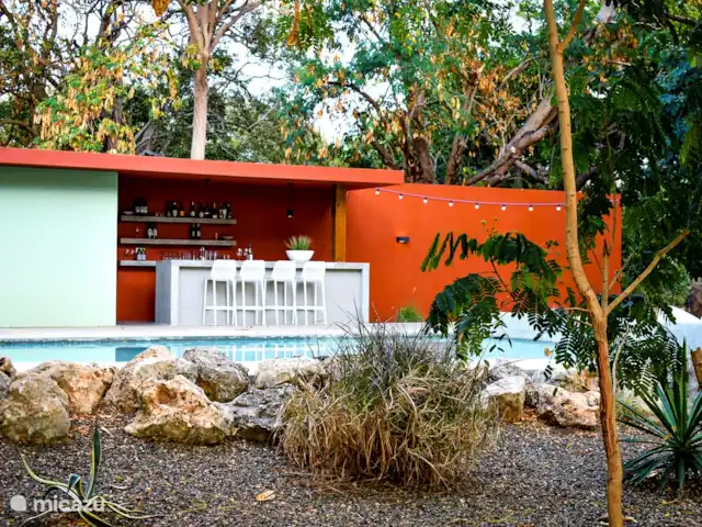Villa Mellow piscine Eco resort | Curaçao, Curaçao-Centre, Boca St. Michiel - villa Près de la villa Mellow se trouve une grande piscine avec des sièges, des chaises longues et un bar (sans personnel).