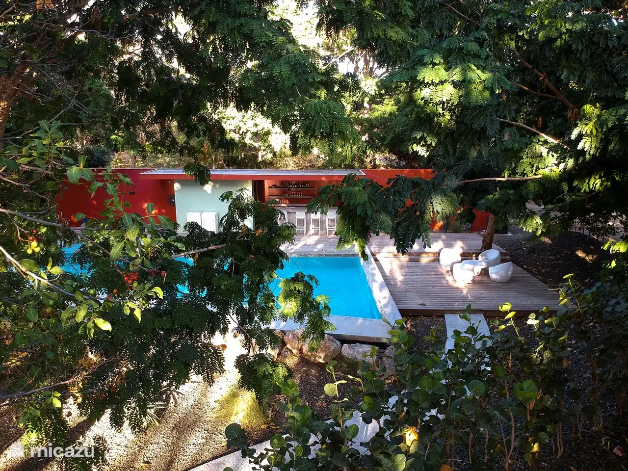 Luftaufnahme des zentral gelegenen Schwimmbades.