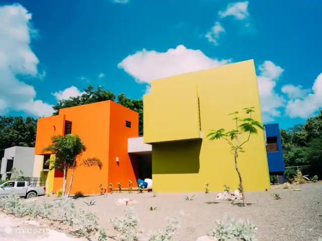 Villa Mellow piscine Eco resort | Curaçao, Curaçao-Centre, Boca St. Michiel - villa L'extérieur coloré de la villa Mellow. Sur la photo vous voyez 2 chambres séparées avec douche extérieure et toilettes.