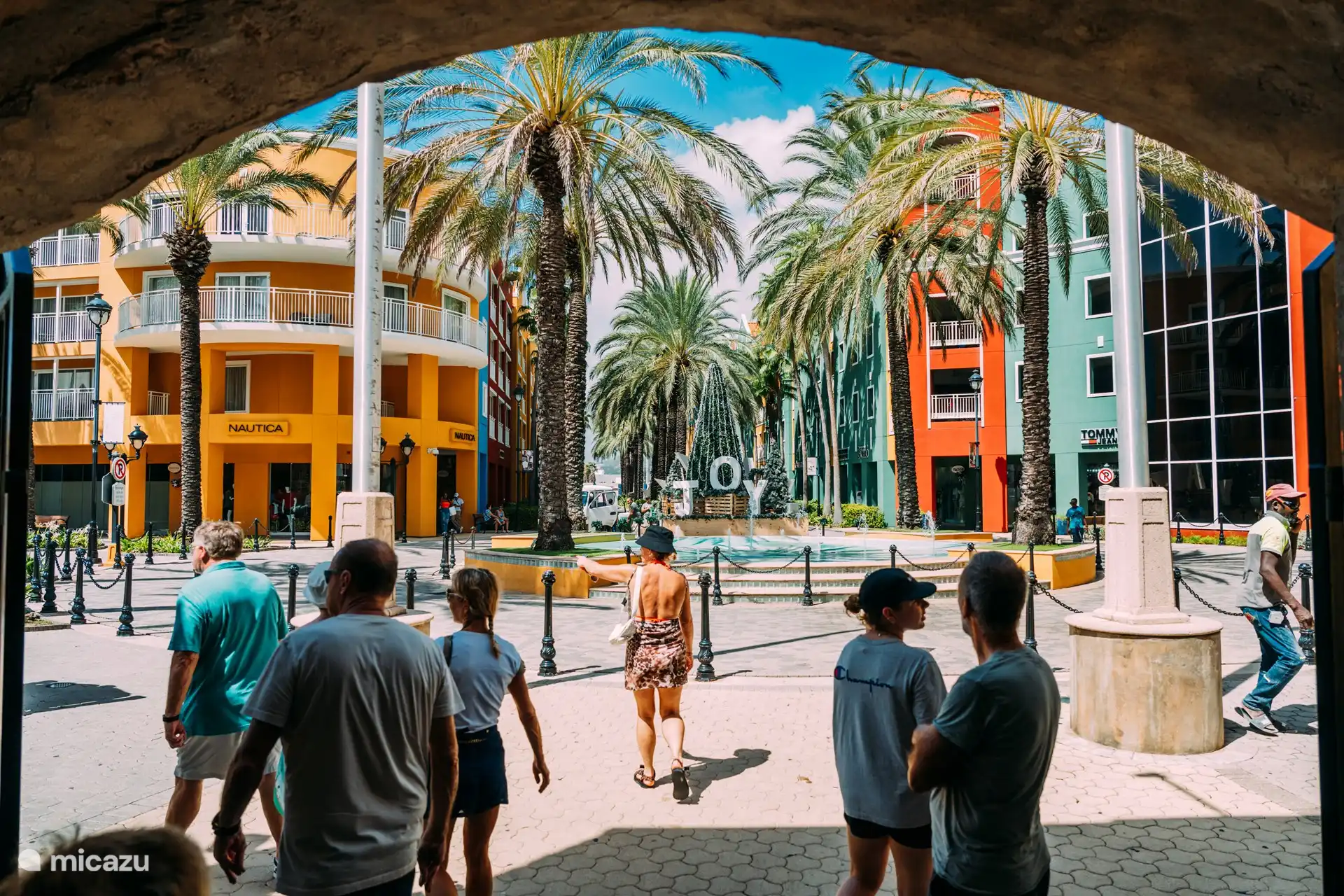 Der Name Otrobanda bedeutet „die andere Seite“. Otrobanda gilt als eines der künstlerischsten Viertel in Willemstad, der Hauptstadt von Curaçao. Liegt gleich hinter der Brücke von Punda. Dieses Viertel bietet einen einzigartigen Einblick in die lebendige Straßenkunst Curacaos.