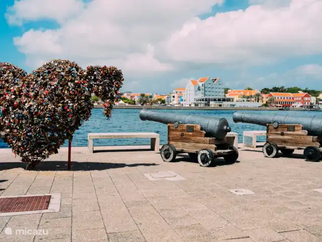 Villa Mellow piscine Eco resort | Curaçao, Curaçao-Centre, Boca St. Michiel - villa Le Punda Love Heart a été créé par Carlos Blaaker (février 2017). Il est situé sur le pont Reine Emma à Willemstad ; également appelé le pont flottant.
Les couples amoureux pourront y attacher un cadenas pour sceller leur amour.