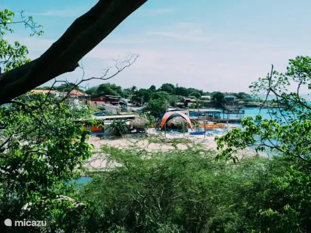 Villa Mellow piscine Eco resort | Curaçao, Curaçao-Centre, Boca St. Michiel - villa Les Niffo Hutts à Boca Sami. Que vous soyez en famille, entre amis ou avec vos proches, vous êtes toujours les bienvenus pour une ambiance chaleureuse, des plats délicieux et des cocktails des plus savoureux !