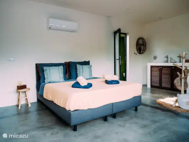 Villa Mellow piscine Eco resort | Curaçao, Curaçao-Centre, Boca St. Michiel - villa Chambre avec salle de bain privée, lits confortables pour une nuit de sommeil parfaite. Toutes avec climatisation, armoire, lavabo spacieux et douche et toilettes extérieures.