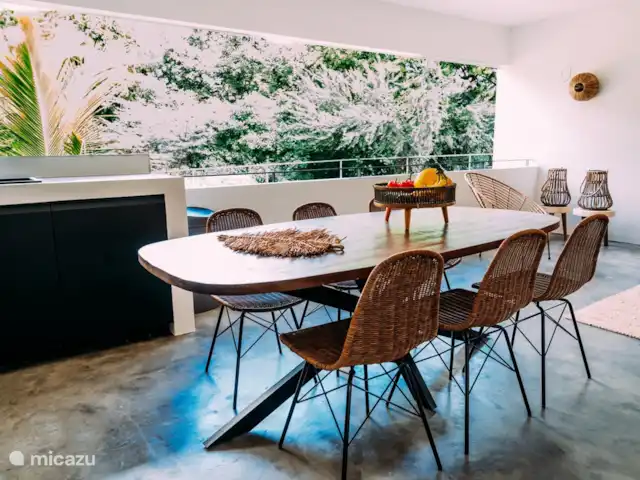 Villa Mellow piscine Eco resort | Curaçao, Curaçao-Centre, Boca St. Michiel - villa Depuis le salon, vous avez une belle vue sur la nature. Comme il est agréable de prendre son petit-déjeuner à cette table à manger.