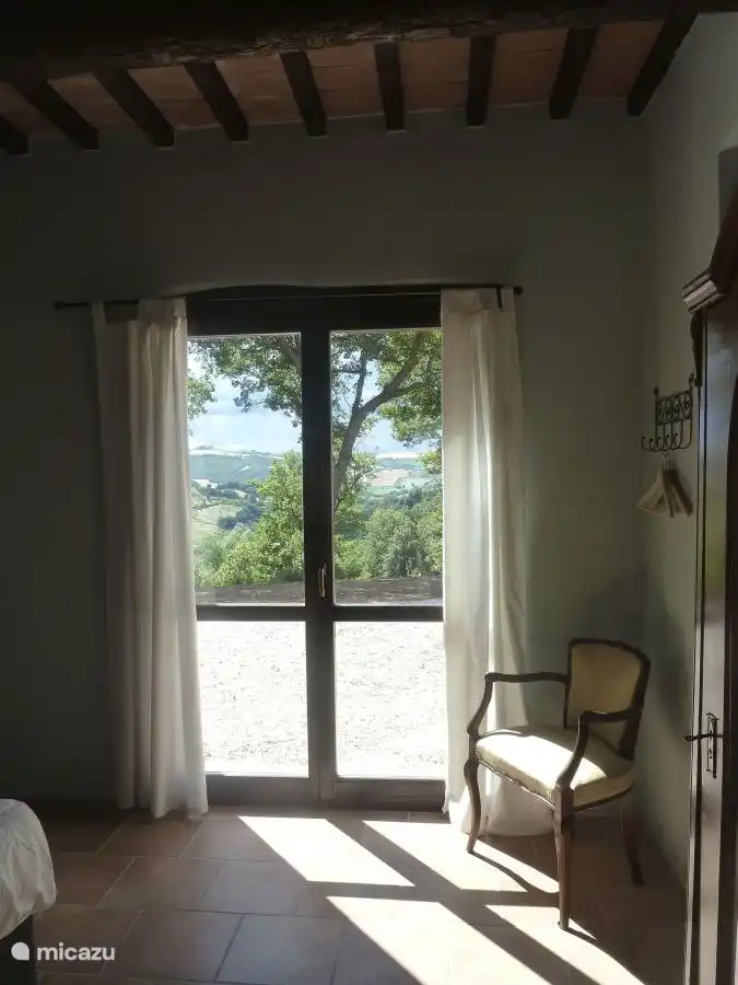 Schlafzimmer im Erdgeschoss mit Gartentüren