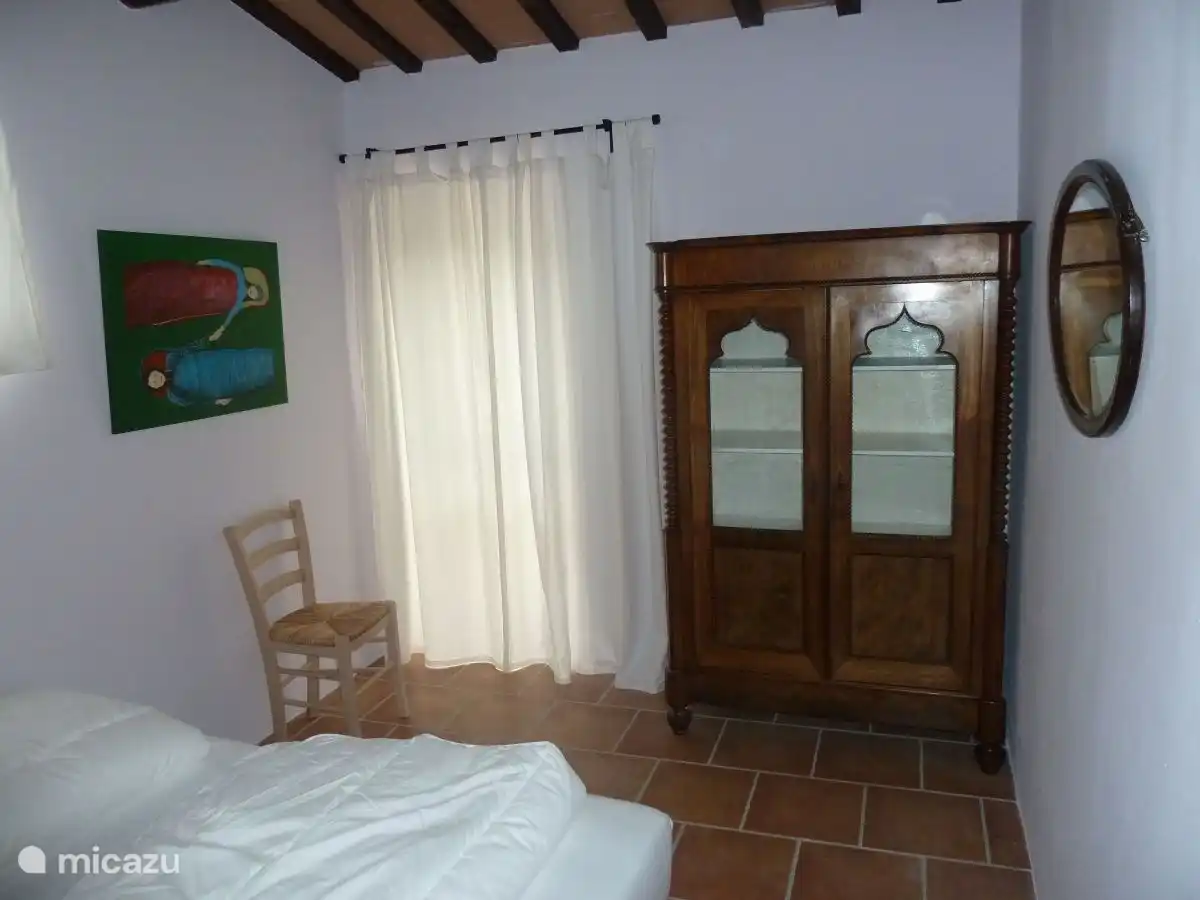 Schlafzimmer im Erdgeschoss mit Gartentür