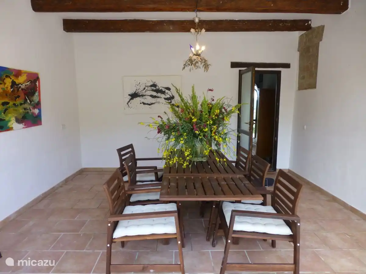 Terrasse im Erdgeschoss mit Glasschiebewand