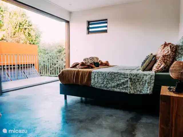 Villa Ruby piscina privada Eco resort en Curazao, Curazao Centro, Boca St. Michiel - villa Dormitorio con baño privado, cómodas camas para un perfecto descanso nocturno. Todo con aire acondicionado.
Amplio lavabo y ducha e inodoro al aire libre.
Desde la cama se mira al salón.