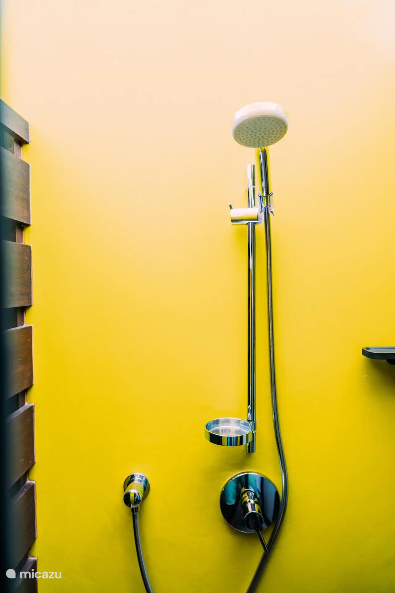 Voor de douche zijn kranen van hoogwaardige kwaliteit gebruikt.