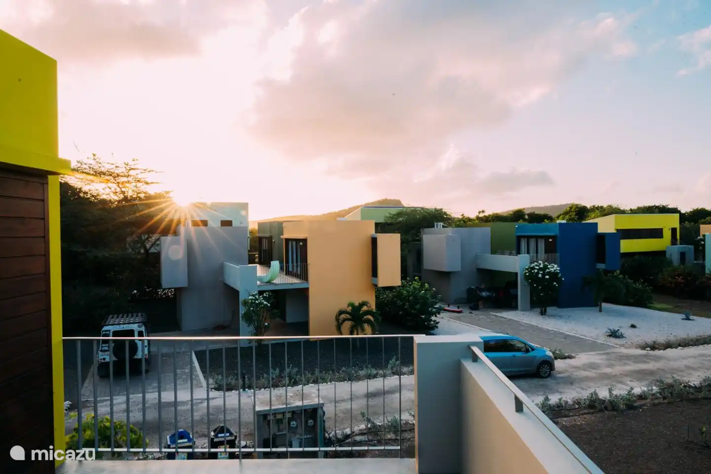 Op een goede afstand liggen de andere villa's van Bohémi Resort.  
Je kunt ook genieten van een prachtige zonsondergang.