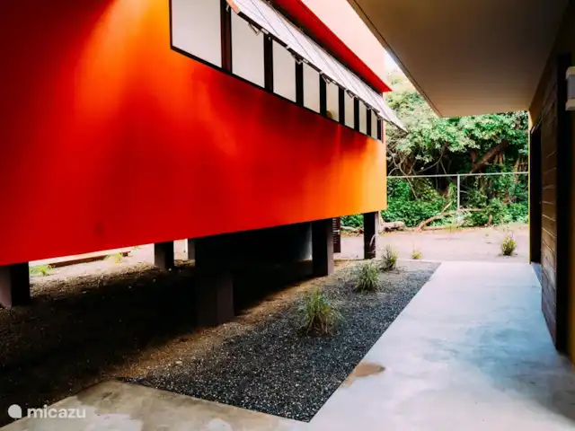 Villa Ruby piscina privada Eco resort en Curazao, Curazao Centro, Boca St. Michiel - villa El exterior del salón. Abre las contraventanas y el viento sopla entre ellas para refrescarte.