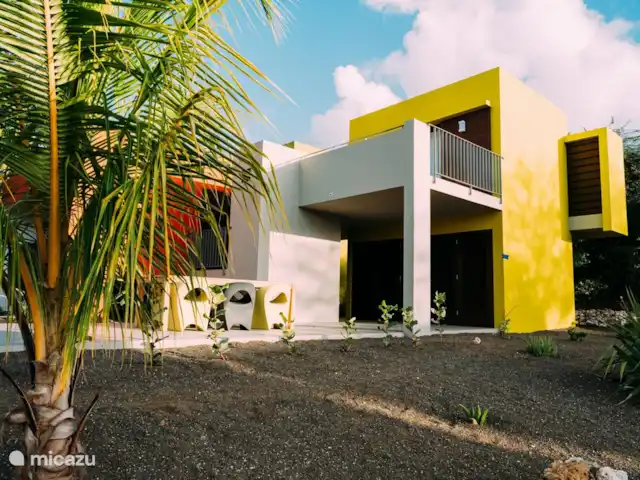 Villa Ruby piscina privada Eco resort en Curazao, Curazao Centro, Boca St. Michiel - villa La zona exterior con cocina exterior, mesa de comedor y tumbonas. Qué lindo lugar para relajarse.