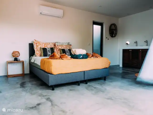 Villa Ruby piscina privada Eco resort en Curazao, Curazao Centro, Boca St. Michiel - villa Dormitorio con baño privado, cómodas camas para un perfecto descanso nocturno. Todo con aire acondicionado.
Amplio lavabo y ducha e inodoro al aire libre.