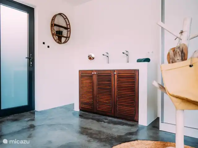 Villa Ruby piscina privada Eco resort en Curazao, Curazao Centro, Boca St. Michiel - villa Un bonito y espacioso lavabo de diseño con 2 grifos.