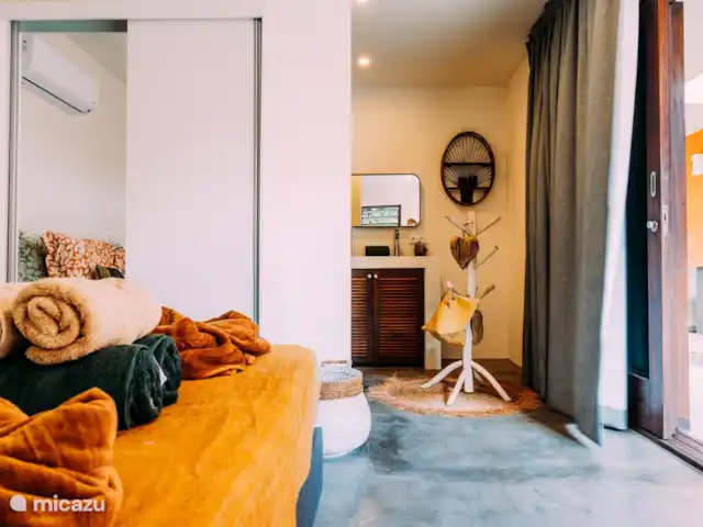 Villa Ruby piscina privada Eco resort en Curazao, Curazao Centro, Boca St. Michiel - villa Dormitorio con baño privado, cómodas camas para un perfecto descanso nocturno. Todos con aire acondicionado, armario, amplio lavabo, ducha exterior y WC.