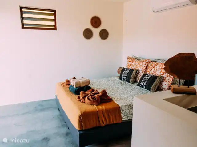 Villa Ruby piscina privada Eco resort en Curazao, Curazao Centro, Boca St. Michiel - villa Uno de los tres dormitorios. Todo equipado con aire acondicionado, amplio armario, lavabo, ducha y WC.
