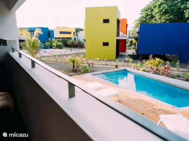 Villa Ruby piscina privada Eco resort en Curazao, Curazao Centro, Boca St. Michiel - villa Desde el salón/cocina se tiene vista a la piscina privada, al jardín y a las villas adyacentes.