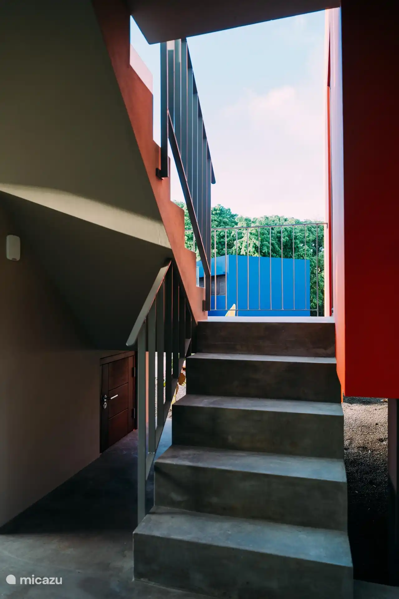 Vanaf de begane grond leidt deze trap naar de woonkamer. Als je de trap verder opgaat, kom je bij 2 slaapkamers. Op de begane grond bevindt zich nog één slaapkamer.