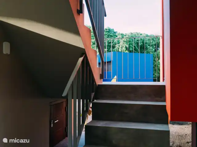 Villa Ruby piscina privada Eco resort en Curazao, Curazao Centro, Boca St. Michiel - villa Desde la planta baja estas escaleras conducen al salón. Si continúas subiendo las escaleras, llegarás a 2 dormitorios. Hay otro dormitorio en la planta baja.