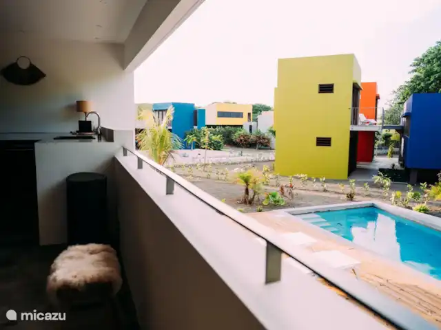 Villa Ruby piscina privada Eco resort en Curazao, Curazao Centro, Boca St. Michiel - villa Desde el salón/cocina abierta se tiene una vista de la piscina privada, el jardín y las coloridas villas adyacentes.
