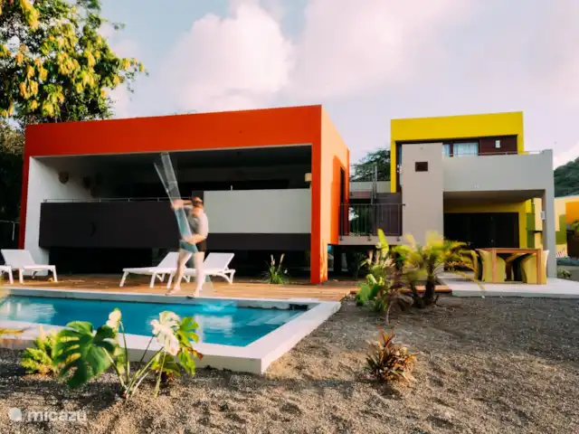 Villa Ruby piscina privada Eco resort en Curazao, Curazao Centro, Boca St. Michiel - villa Villa Ruby en plena naturaleza con piscina privada. Ves el salón y la cocina a la izquierda y a la derecha (el edificio amarillo) un dormitorio (arriba).