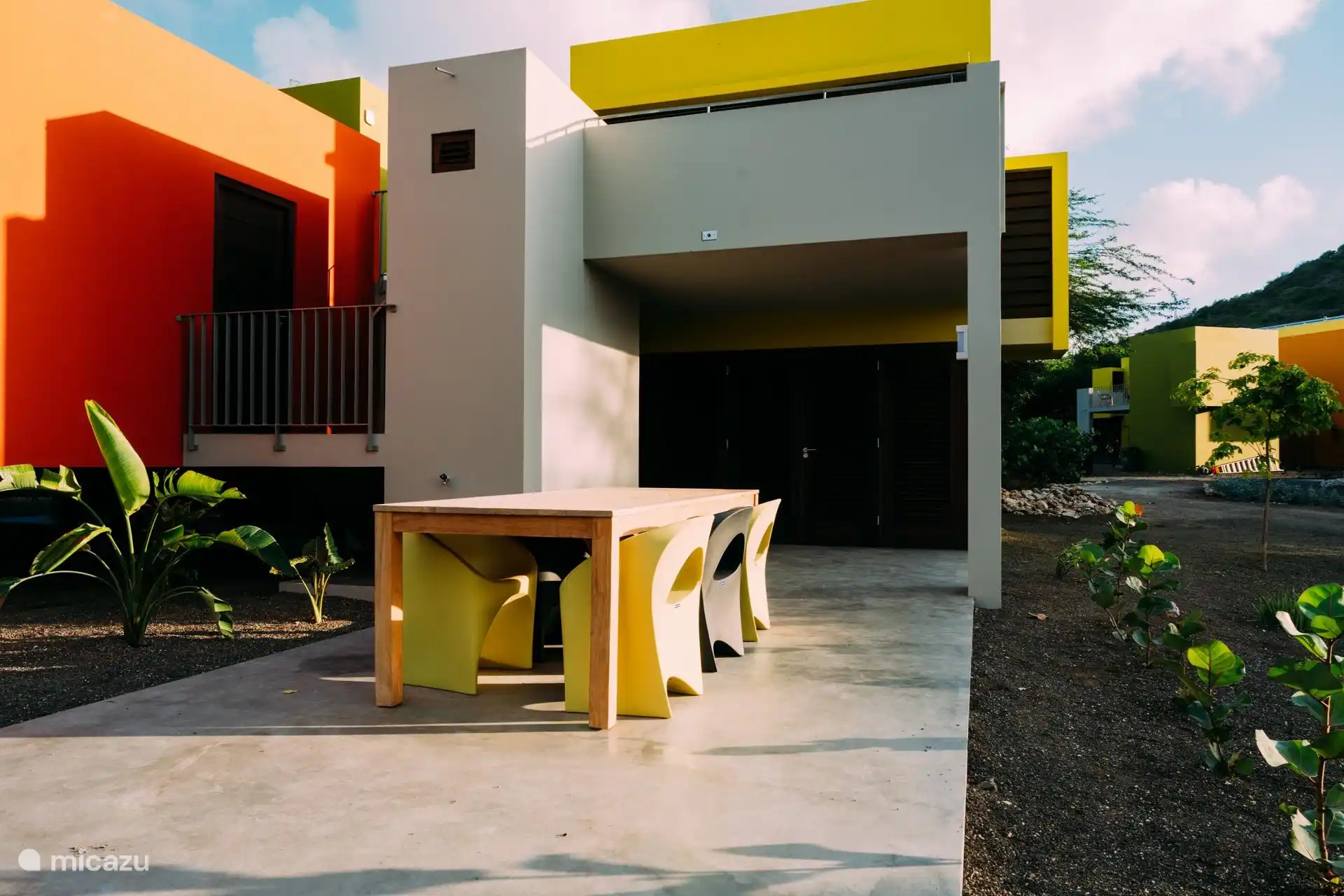 De eettafel buiten is geschikt voor 6 personen. Dit  is een hele fijne plek om te relaxen, te ontbijten, te dineren en om te genieten van een heerlijk kop koffie of een goed glas wijn.