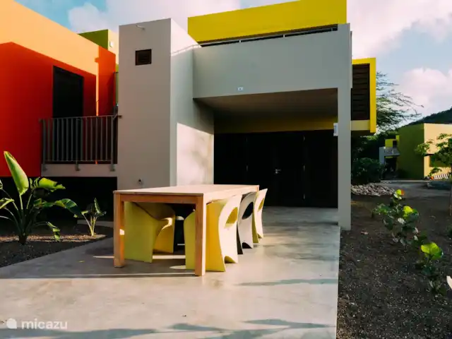 Villa Ruby piscina privada Eco resort en Curazao, Curazao Centro, Boca St. Michiel - villa La mesa de comedor al aire libre tiene capacidad para 6 personas. Este es un lugar muy agradable para relajarse, desayunar, cenar y disfrutar de una deliciosa taza de café o una buena copa de vino.