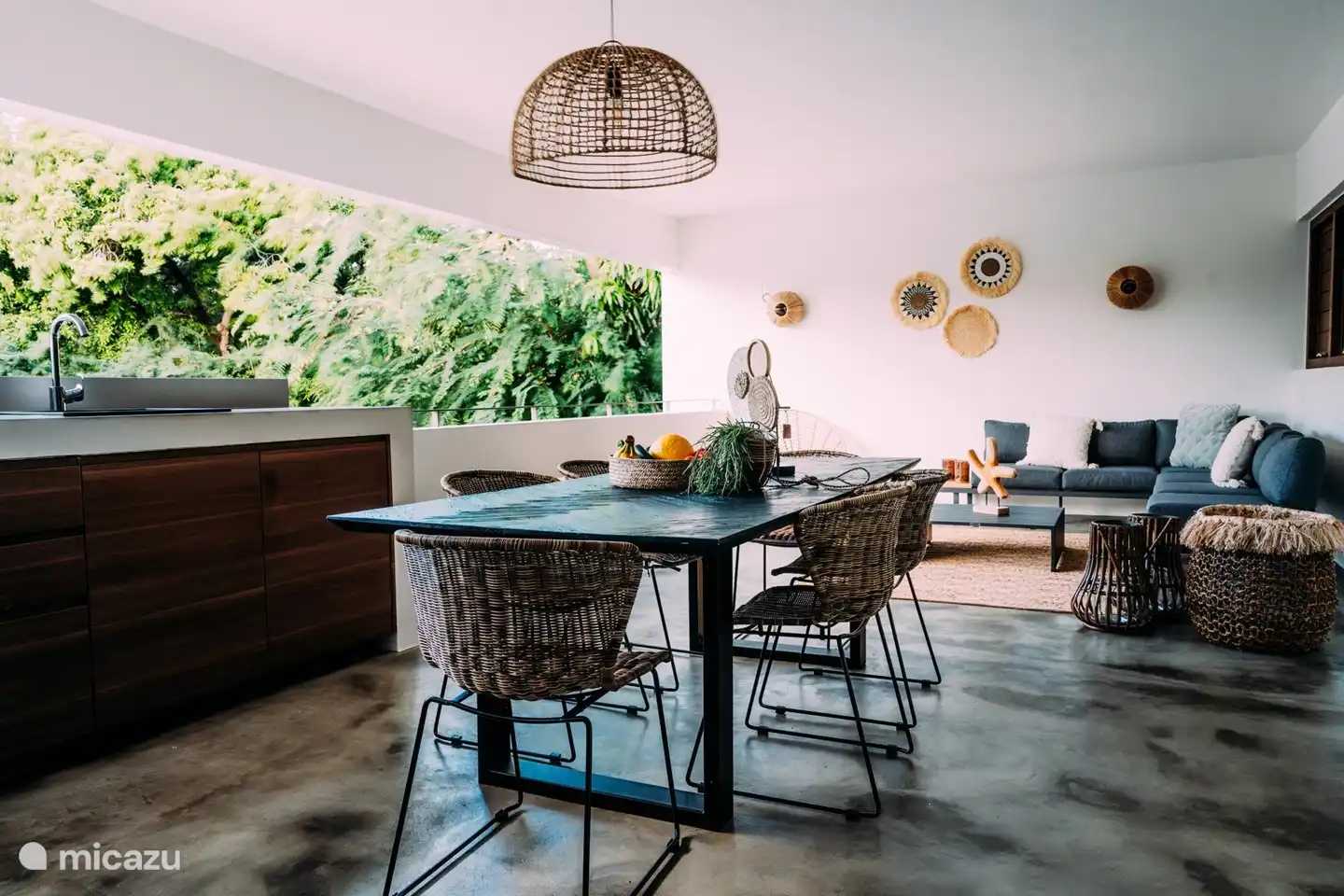 Vanuit de woonkamer heb je prachtig uitzicht op de natuur. Hoe leuk is het om aan deze eettafel van je ontbijt te genieten.