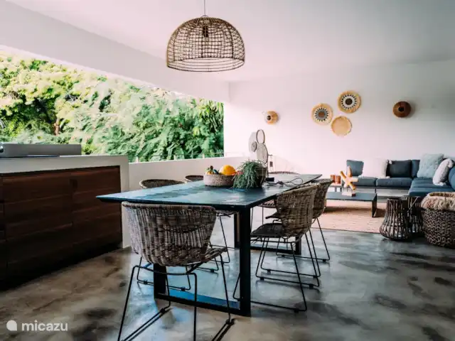 Villa Ruby piscina privada Eco resort en Curazao, Curazao Centro, Boca St. Michiel - villa Desde el salón se tiene una hermosa vista de la naturaleza. Qué lindo es disfrutar del desayuno en esta mesa de comedor.