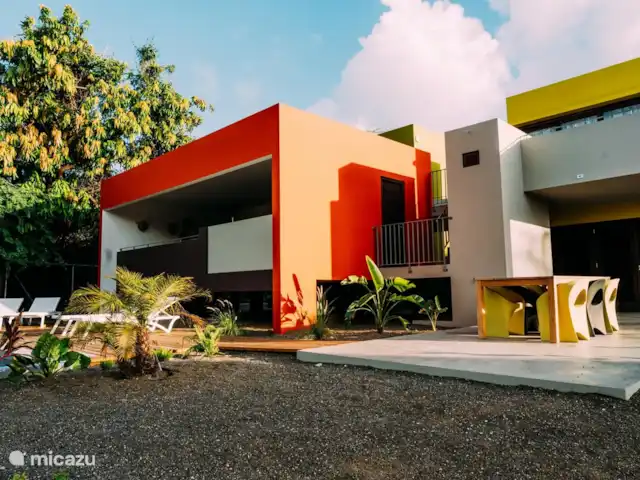 Villa Ruby piscina privada Eco resort en Curazao, Curazao Centro, Boca St. Michiel - villa La villa vista desde el jardín. A la izquierda se ve el salón y a la derecha el edificio donde se encuentran 2 dormitorios (incluido lavabo, ducha exterior e inodoro).
