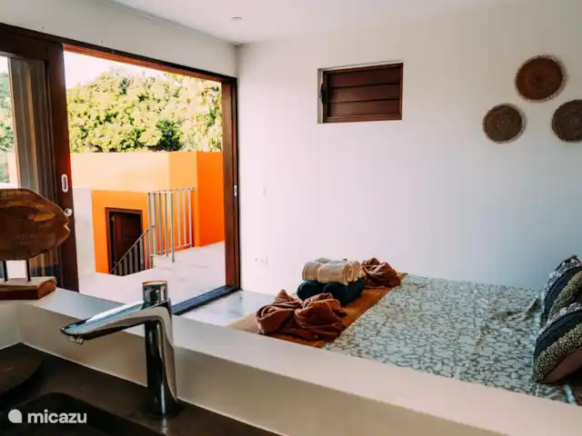 Villa Ruby piscina privada Eco resort en Curazao, Curazao Centro, Boca St. Michiel - villa Dormitorio con baño privado, cómodas camas para un perfecto descanso nocturno. Todo con aire acondicionado.
Amplio lavabo y ducha e inodoro al aire libre.
Desde este dormitorio se ve el salón/cocina a la derecha.