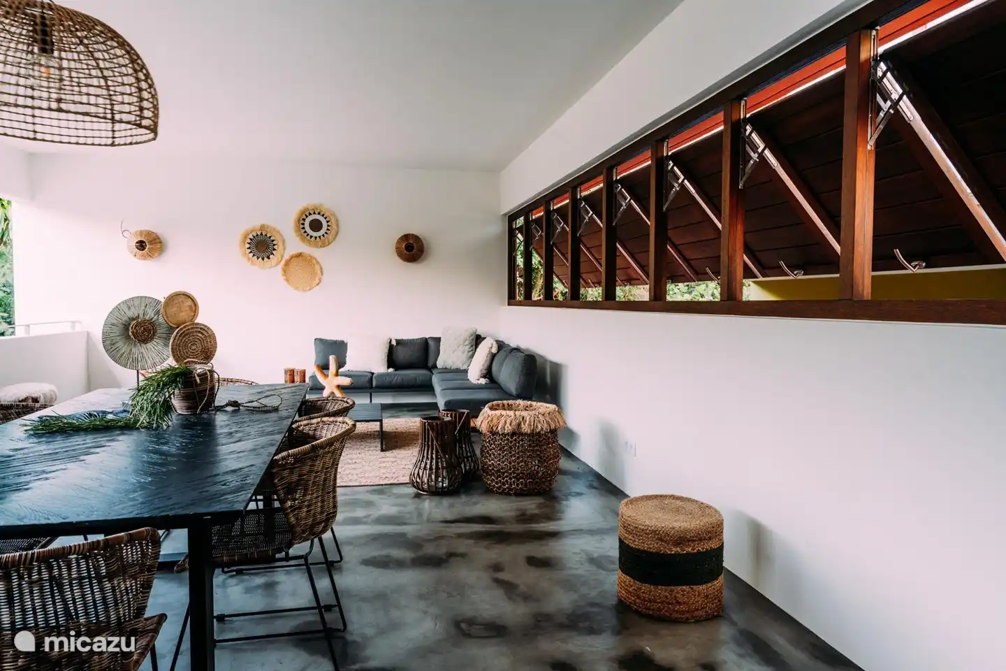 De open woonkamer is voorzien van een fijne loungebank.