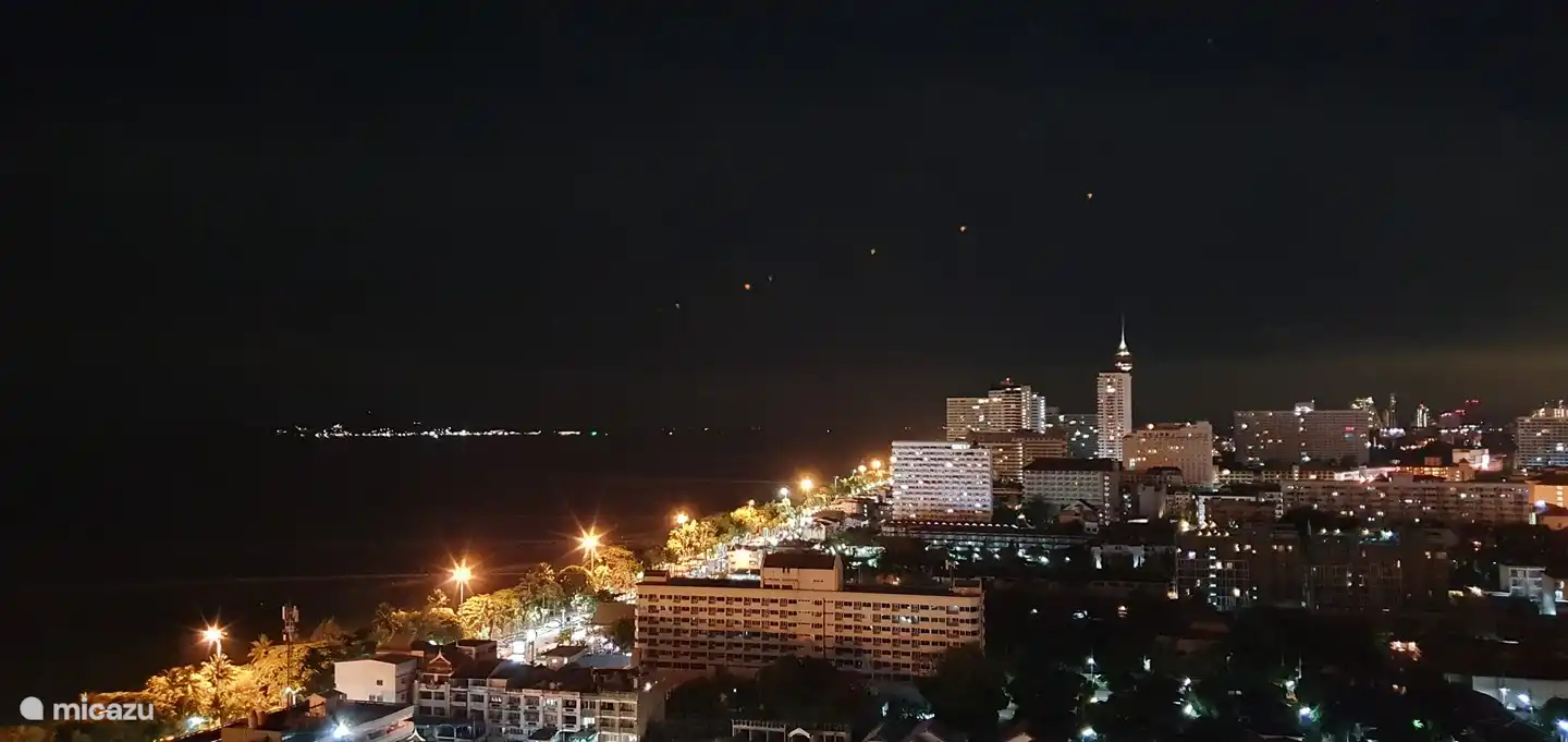 Apartamento con piscina privada Jomtien Beach Pattaya con vistas al mar por la noche