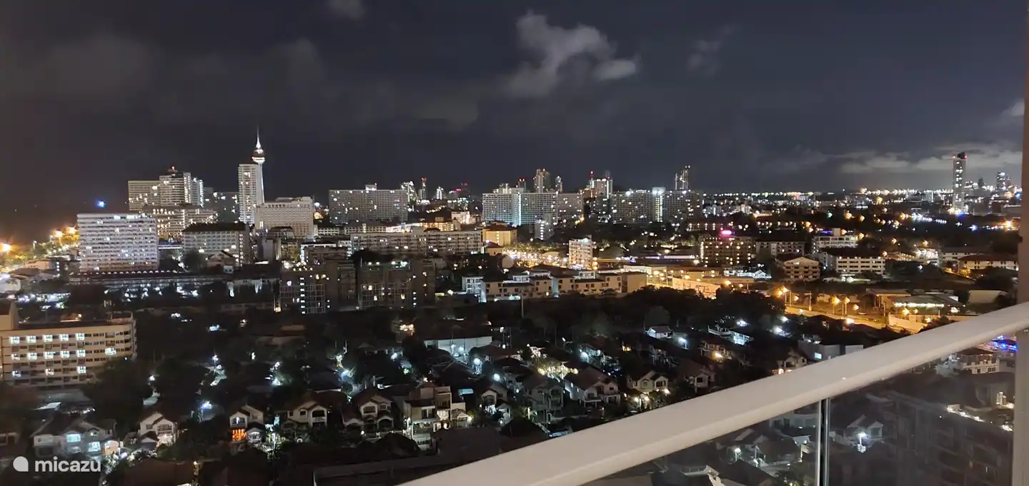 Apartamento con piscina privada Jomtien Beach Pattaya vista nocturna a Pattaya