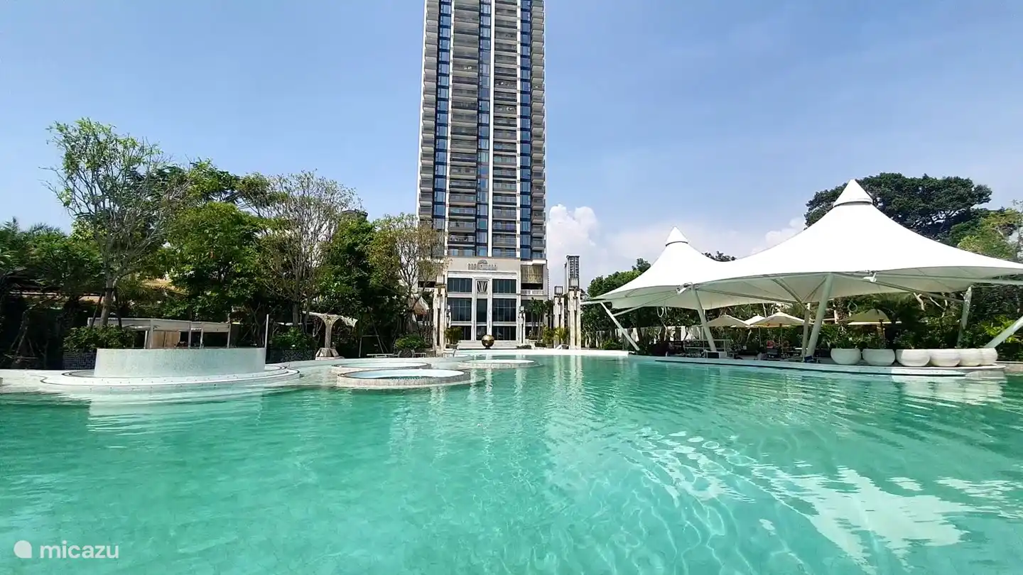 Apartamento con piscina privada Jomtien Beach Pattaya piscina con bar en la planta baja