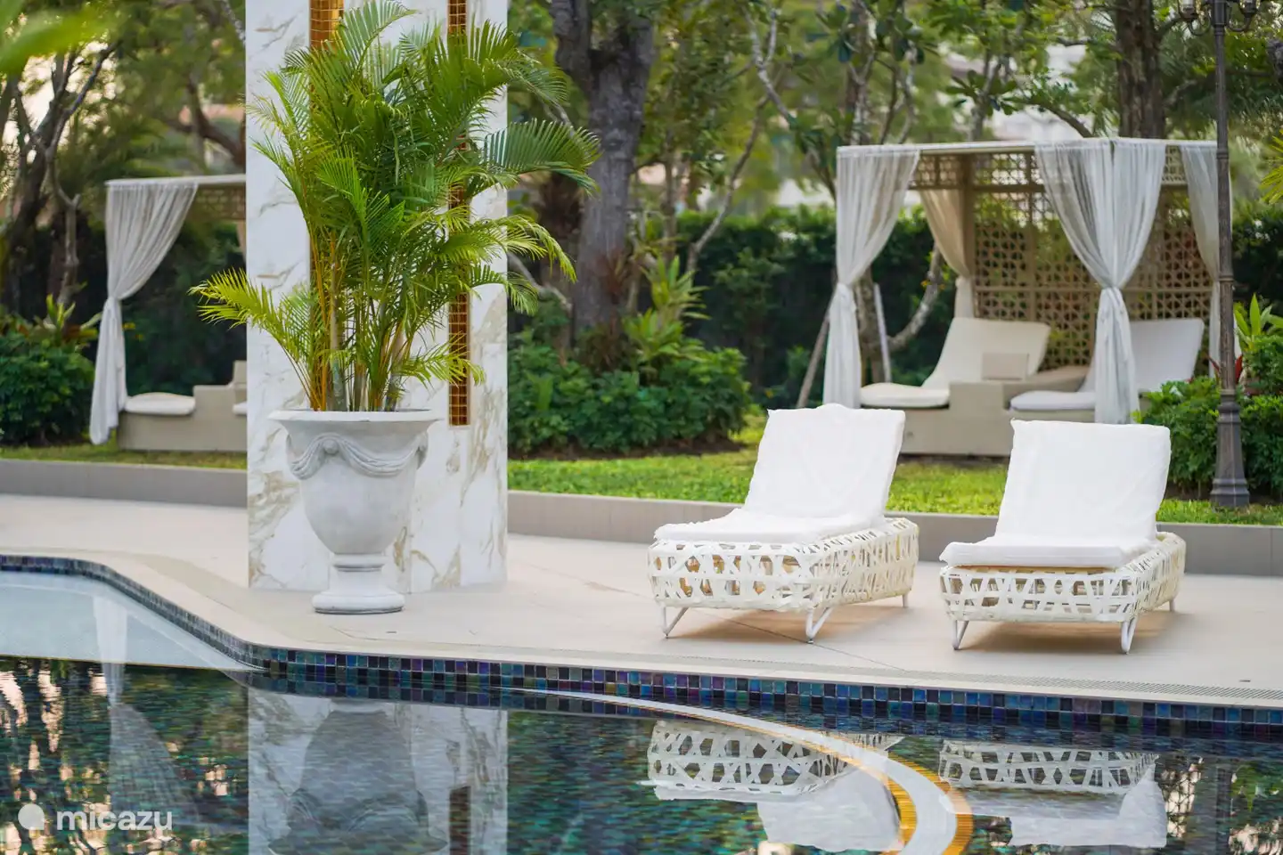 Private Pool Apartment Jomtien Beach Pattaya piscina con tumbonas en la planta baja