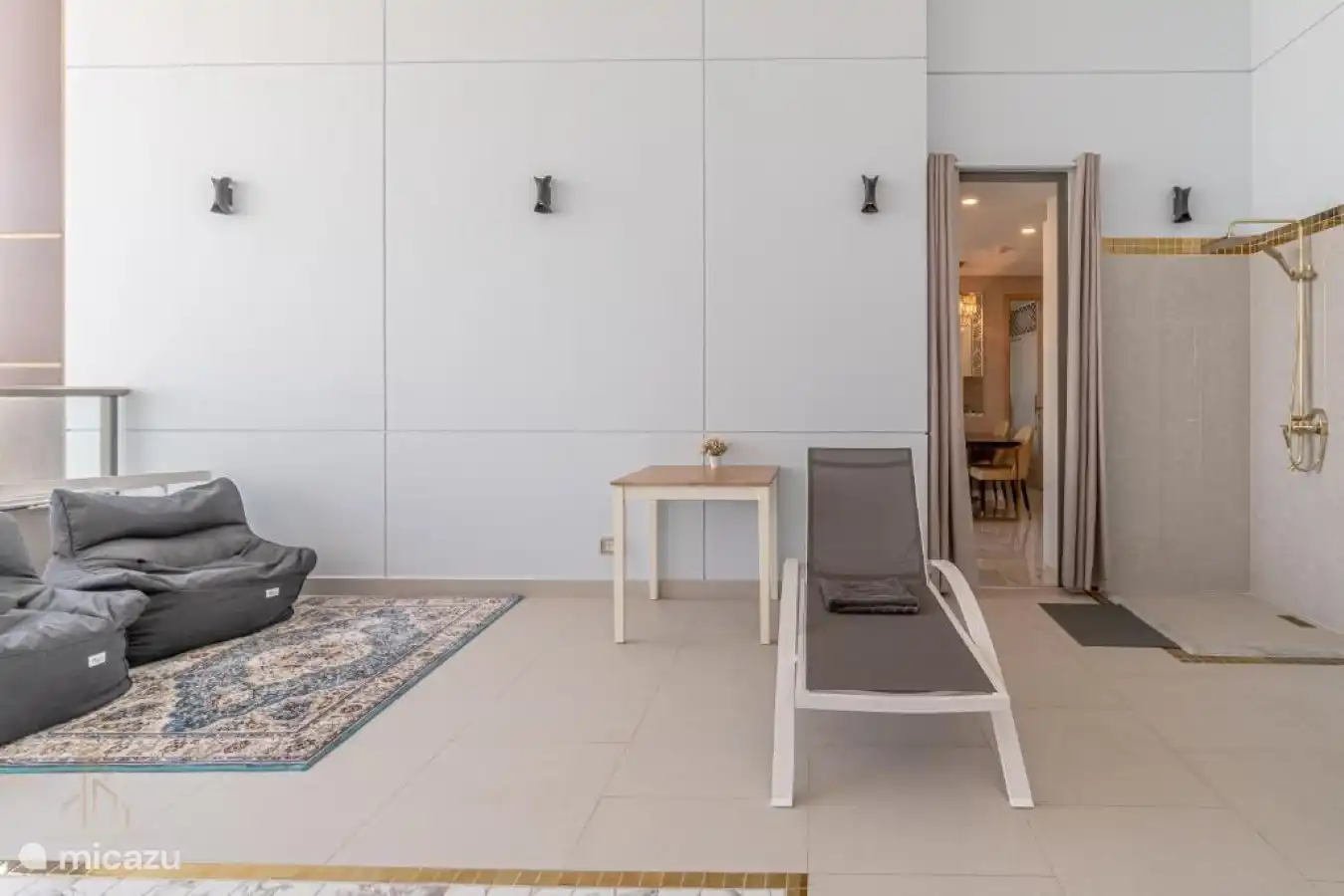 Tumbona en la piscina privada